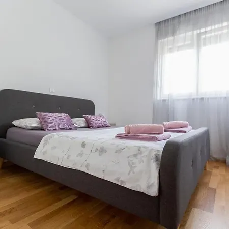 Prekrasni Apartman Roza S Velikom Terasom * Podstrana